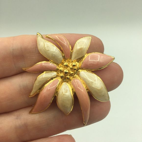 VINTAGE Pink Flower Brooch, Retro Metalwork & Enamel Poinsettia Floral Lapel Pin - Picture 6 of 9